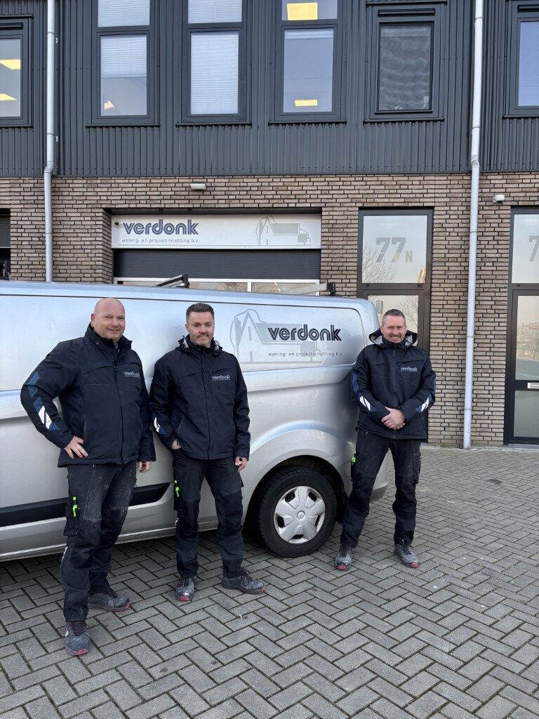 montageteam Verdonk Styling bij bedrijfsbus